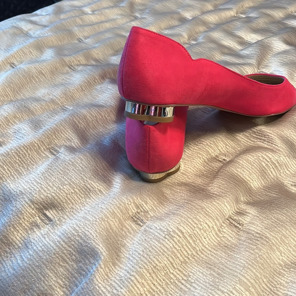 Hot pink suede shoes never worn. - Picture 3 of 4